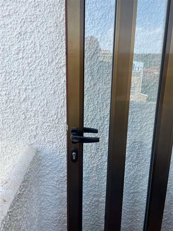 Cerrajero atendiendo urgencia en Málaga capital