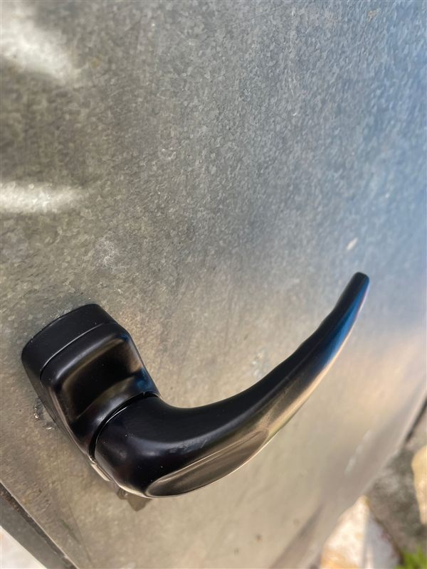 Handle and cylinder installed in a Torremolinos door